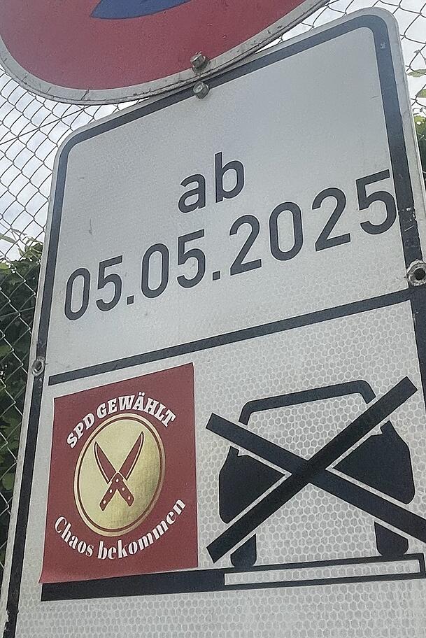 Deutliche Kritik findet sich auch auf Aufklebern, die an einigen Hinweisschildern angebracht wurden. Deutliche Kritik findet sich auch auf Aufklebern, die an einigen Hinweisschildern angebracht wurden.