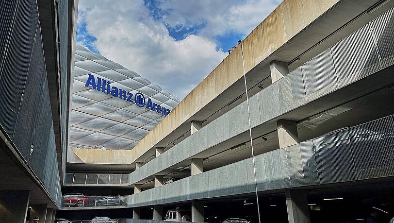 Die Allianz Arena empfiehlt, lieber nicht mit dem Auto zu kommen. Bis man raus aus dem Parkhaus ist, kann es 2,5 Stunden dauern. Und dann wartet der nächste Schock.
