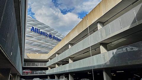 Die Allianz Arena empfiehlt, lieber nicht mit dem Auto zu kommen. Bis man raus aus dem Parkhaus ist, kann es 2,5 Stunden dauern. Und dann wartet der nächste Schock.