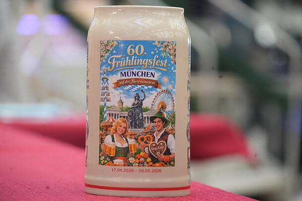 F&auml;lschlicherweise steht &bdquo;Gr&uuml;s Gott&ldquo; im Lebkuchenherzerl des diesj&auml;hrigen Fr&uuml;hlingsfestkrug-Motivs.