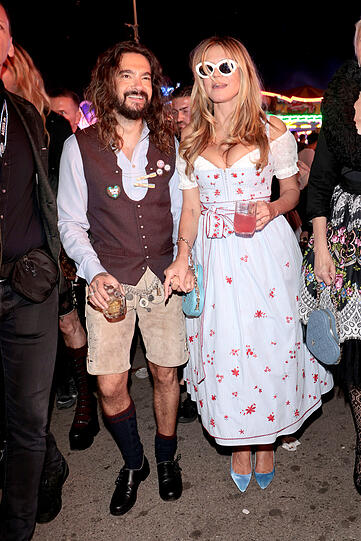 Tom Kaulitz und Heidi Klum: Tom hat alles richtig gemacht. Die Trendweste "Miesbacher" mit weißem Hemd, Lederhose, Kniestrümpfen, Haferlschuhen und als i-Tüpfelchen ein Charivari. Bravo. Heidi bekommt für ihr Dirndl und die farblich abgestimmten Accessoires definitiv ein Foto. Einen kleinen Punktabzug gibt es für die Carmenbluse, die Trachtler so gar nicht mögen. Aber sie ist definitiv eine Runde weiter. Tom Kaulitz und Heidi Klum: Tom hat alles richtig gemacht. Die Trendweste "Miesbacher" mit weißem Hemd, Lederhose, Kniestrümpfen, Haferlschuhen und als i-Tüpfelchen ein Charivari. Bravo. Heidi bekommt für ihr Dirndl und die farblich abgestimmten Accessoires definitiv ein Foto. Einen kleinen Punktabzug gibt es für die Carmenbluse, die Trachtler so gar nicht mögen. Aber sie ist definitiv eine Runde weiter.