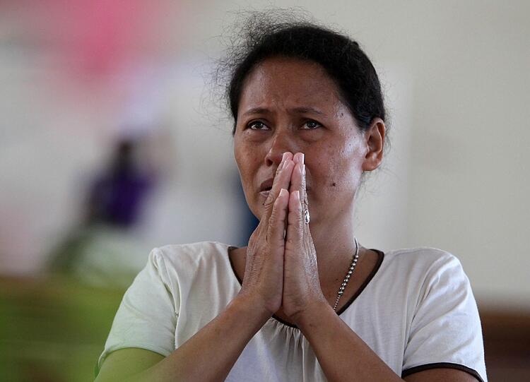 Die Menschen auf den Philippinen stehen vor dem Nichts. Und die Schreckensnachrichten von neuen Stürmen hören nicht auf. Plünderungen sind an der Tagesordnung. Die Menschen kämpfen ums pure Überleben - und gegen Plünderungen.