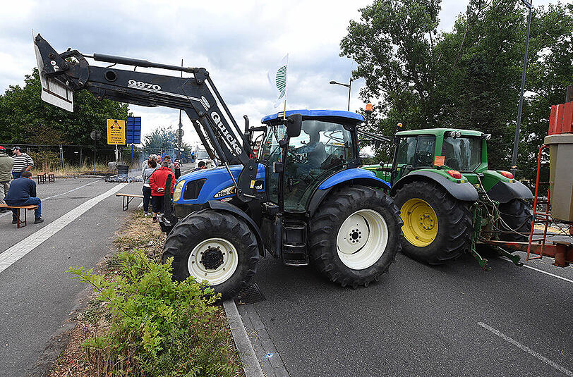 Französische Bauern blockieren die Rheinbrücke zwischen Kehl und Straßburg mit Traktoren. Sie kontrollieren dabei die Ladung von Lastwagen die nach Frankreich fahren wollen nach Agrarprodukten.