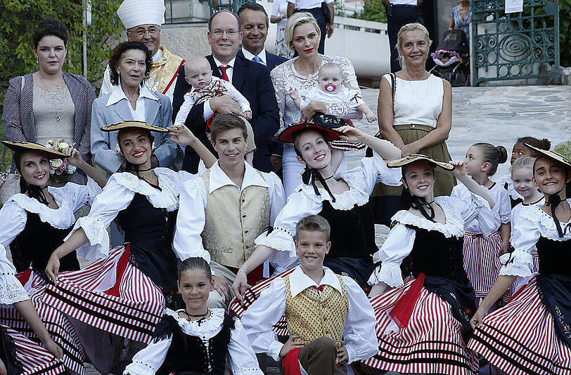 Traditionelles Picknick: Die royale Familie (hinten, Mitte) posiert zwischen Tänzern