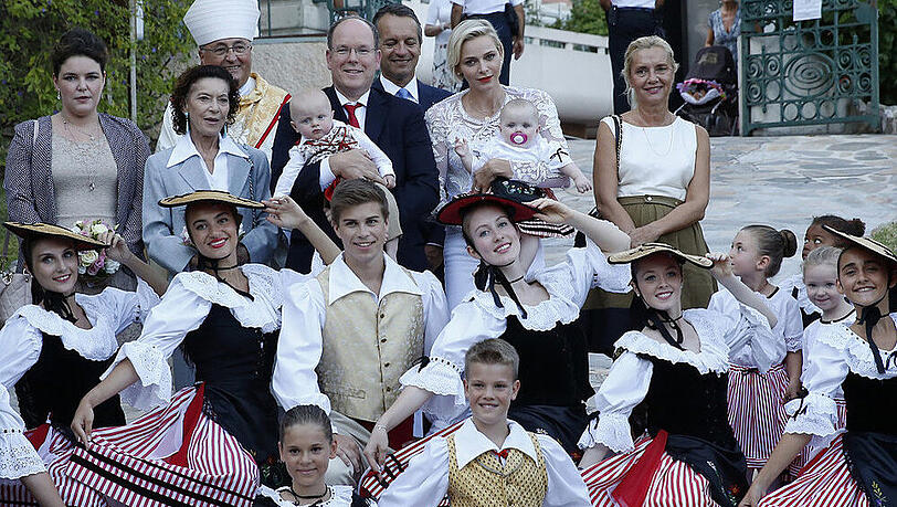 Traditionelles Picknick: Die royale Familie (hinten, Mitte) posiert zwischen Tänzern Traditionelles Picknick: Die royale Familie (hinten, Mitte) posiert zwischen Tänzern