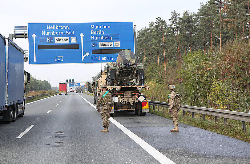 Auf der A6 bei Nürnberg kam es am Montagmorgen zu einem Unfall zwischen einem Lkw und mehreren Fahrzeugen der US Army.