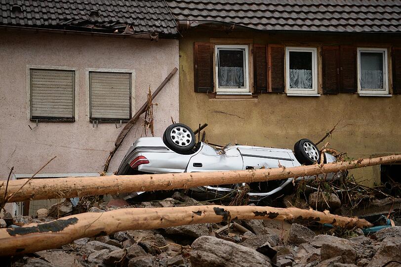 In der Nacht zum Montag hat es in Bayern und Baden-Württemberg schwerste Unwetter mit Überschwemmungen, Erdrutschen, Hagel und Sturm gegeben - die Bilder machen betroffen.