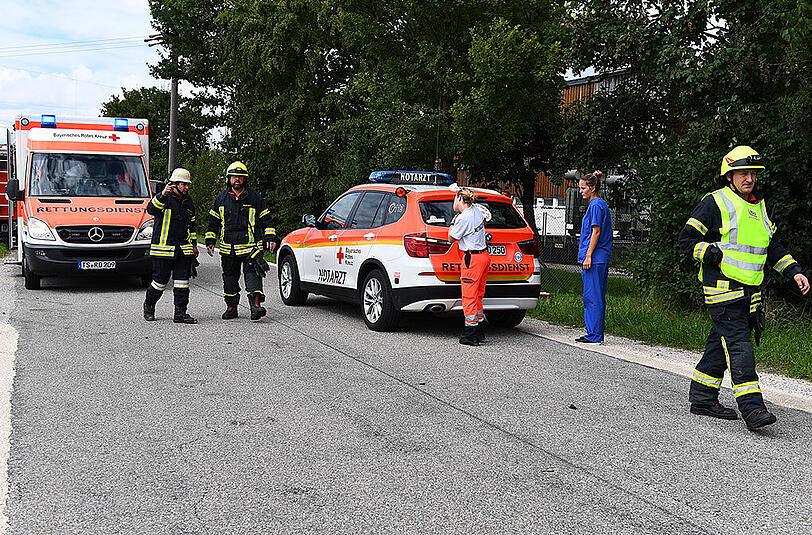 Tragischer Ausgang eines Verkehrsunfalls in Traunstein. Nach dem Zusammenstoß mit einem Auto ist ein 70-jähriger Radler noch am Unfallort gestorben.