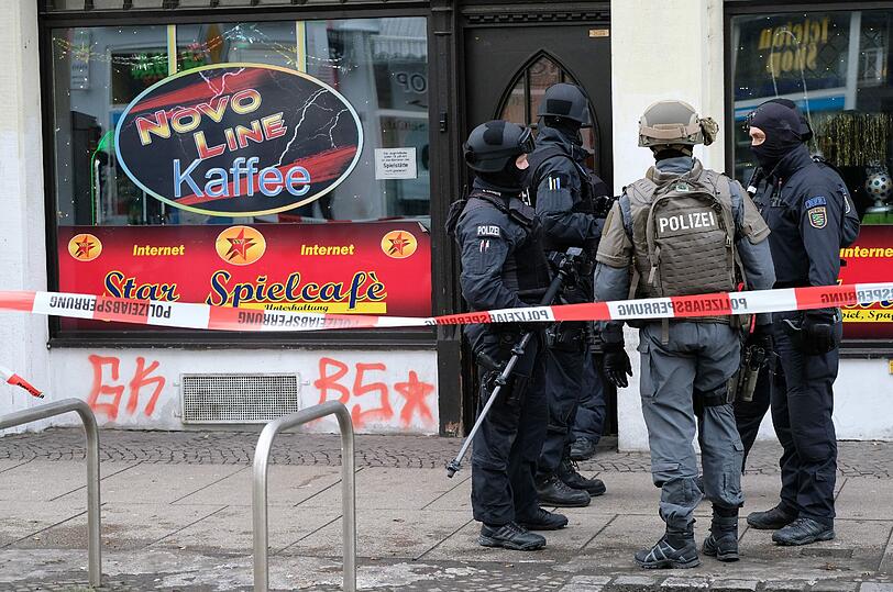 Die Polizei durchsuchte in Leipzig mehrere Gebäude. Wie der Sprecher des federführenden Landeskriminalamtes sagte, ging es unter anderem um Verstöße gegen das Waffengesetz sowie Steuerhinterziehung.