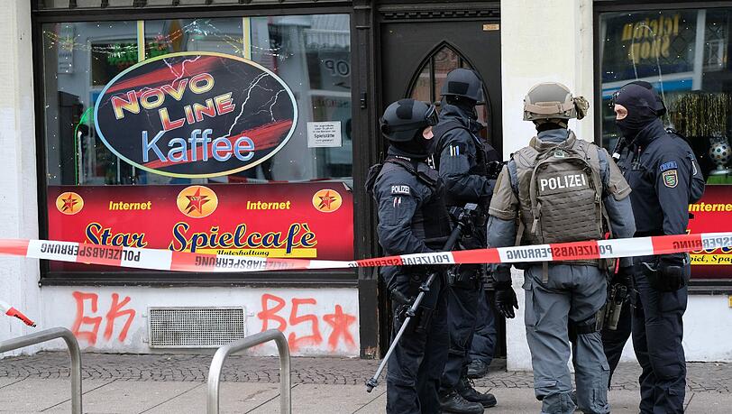 Die Polizei durchsuchte in Leipzig mehrere Gebäude. Wie der Sprecher des federführenden Landeskriminalamtes sagte, ging es unter anderem um Verstöße gegen das Waffengesetz sowie Steuerhinterziehung. Die Polizei durchsuchte in Leipzig mehrere Gebäude. Wie der Sprecher des federführenden Landeskriminalamtes sagte, ging es unter anderem um Verstöße gegen das Waffengesetz sowie Steuerhinterziehung.