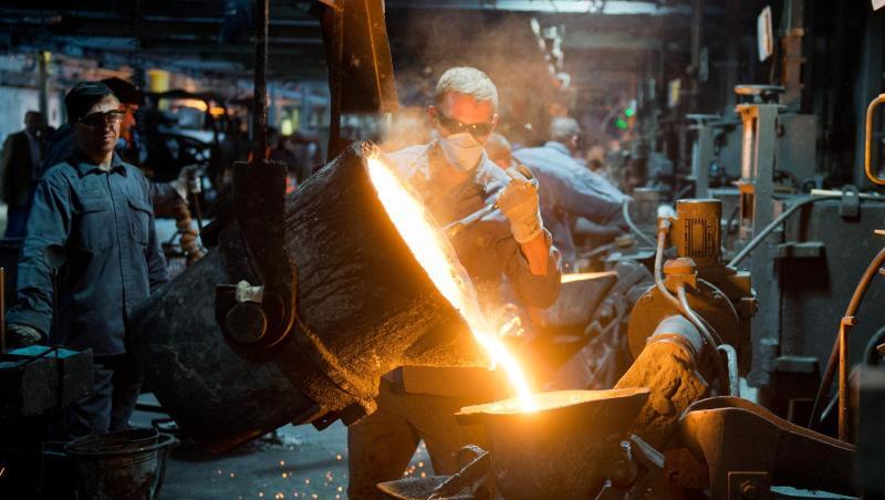 Ein Mitarbeiter gießt flüssiges Gusseisen im Werk eines Autozulieferers. Foto: Julian Stratenschulte/Archiv Ein Mitarbeiter gießt flüssiges Gusseisen im Werk eines Autozulieferers. Foto: Julian Stratenschulte/Archiv