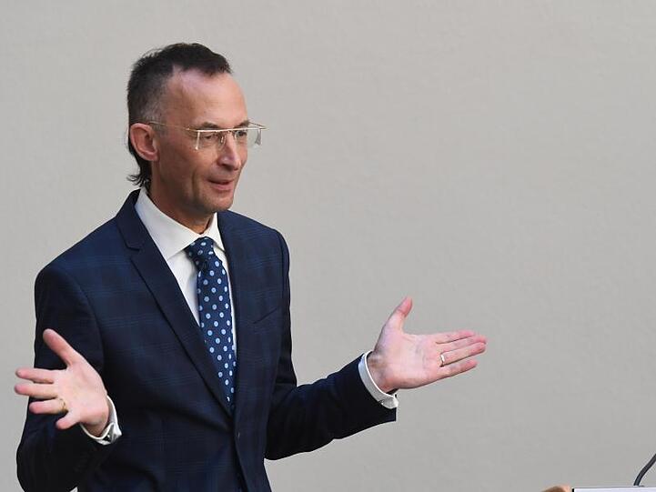 Frank Matthias Kammel spricht auf einer Pressekonferenz. Foto: Felix Hörhager/dpa/Archivbild