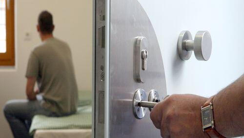 Weggesperrt: Sechs bis zehn junge Menschen könnten künftig in Pasing untergebracht werden. Weggesperrt: Sechs bis zehn junge Menschen könnten künftig in Pasing untergebracht werden.
