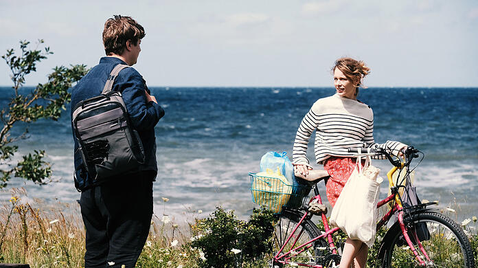 Urlaub an der Ostsee: Thomas Schubert als Leon und Paula Beer als Nadja in Christian Petzolds Film "Roter Himmel".
