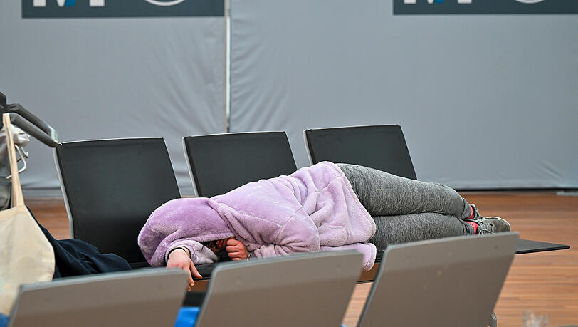 Verdi-Streik am Flughafen München: Eine Frau schläft in den Morgenstunden am Terminal 2 auf einer Bank im Abfertigungsbereich. Verdi-Streik am Flughafen München: Eine Frau schläft in den Morgenstunden am Terminal 2 auf einer Bank im Abfertigungsbereich.