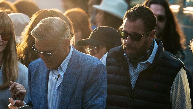 George Clooney als Jay Kelly und Adam Sandler als Ron Sukenick.