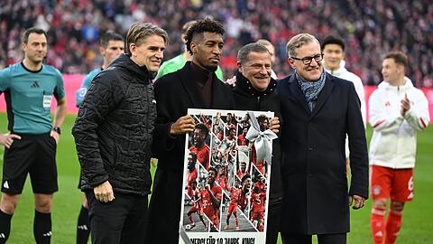 Vor dem Anpfiff verabschiedeten die Bayern-Bosse den langjährigen Bayern-Profi Kingsley Coman (2.vl). Vor dem Anpfiff verabschiedeten die Bayern-Bosse den langjährigen Bayern-Profi Kingsley Coman (2.vl).