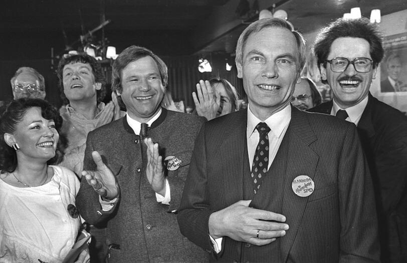 Schorsch Kronawitter feiert am Wahlabend 1984 seinen Sieg in der Stichwahl. Rechts hinter ihm feiert der junge Christian Ude mit.