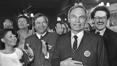 Schorsch Kronawitter feiert am Wahlabend 1984 seinen Sieg in der Stichwahl. Rechts hinter ihm feiert der junge Christian Ude mit. Schorsch Kronawitter feiert am Wahlabend 1984 seinen Sieg in der Stichwahl. Rechts hinter ihm feiert der junge Christian Ude mit.