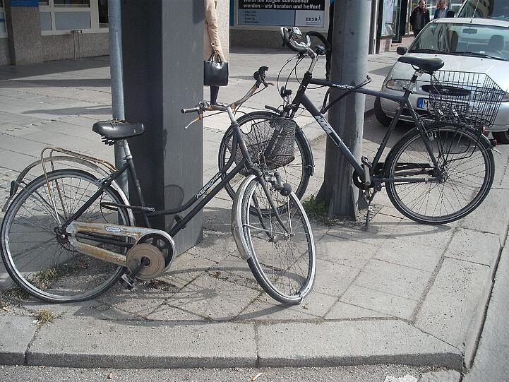 Keiner schöner Anblick: Schrott-Radl in München