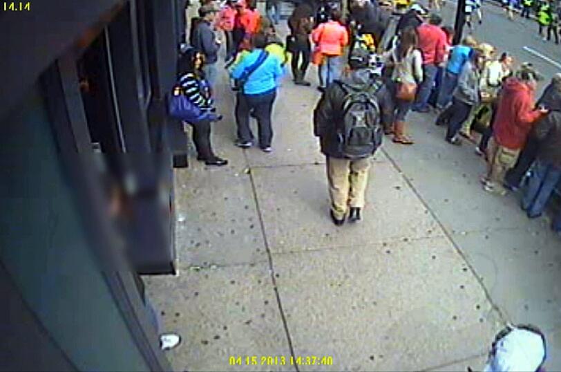 Baseball-Kappe und Rucksack: Nach diesen beiden Tatverdächtigen sucht das FBI