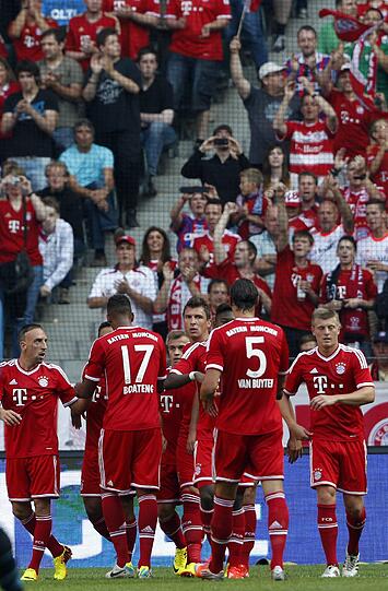 FC Bayern gegen den HSV im Telekom Cup: Die Bilder