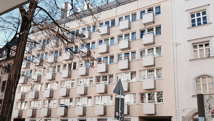 Im November hat die Stadt an der Thalkirchner Straße 9 das „Lollo“ für obdachlose Familien eröffnet (Charlotte-von-Kirschbaum-Haus). Träger ist das Evangelische Hilfswerk. In den 94 Apartments (je 15 bis 20 qm) leben aktuell 240 Menschen, darunter 90 Kinder. Im November hat die Stadt an der Thalkirchner Straße 9 das „Lollo“ für obdachlose Familien eröffnet (Charlotte-von-Kirschbaum-Haus). Träger ist das Evangelische Hilfswerk. In den 94 Apartments (je 15 bis 20 qm) leben aktuell 240 Menschen, darunter 90 Kinder.
