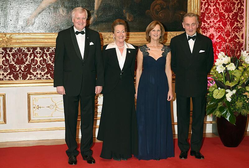 Der bayerische Ministerpräsident Horst Seehofer (l.) und seine Frau Karin (3.v.l.) posieren mit Herzog Max in Bayern (r.) und Ehefrau Herzogin Elisabeth.