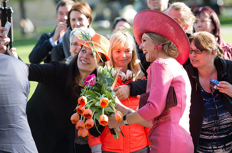Selfie-Queen: Königin Máxima im Fan-Trubel vor der Alten Pinakothek.