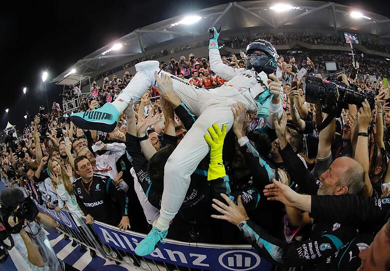 Er machte es bis zum letzten Saisonrennen spannend. Am Ende konnte sich Mercedes-Pilot Nico Rosberg endlich über den ersten Weltmeister-Titel seiner Karriere freuen. Es wird auch sein letzter sein. Wenige Tage nach seiner Krönung zum Formel-1-Weltmeister erklärte der 31-Jährige seinen Rücktritt aus der Königsklasse des Motorsports.