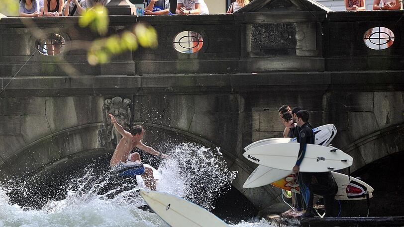 Eine Berühmtheit: der Eisbach mit den Surfern. Was bei der Welle ankommt, stammt unter anderem aus dem Stadtmühlbach.