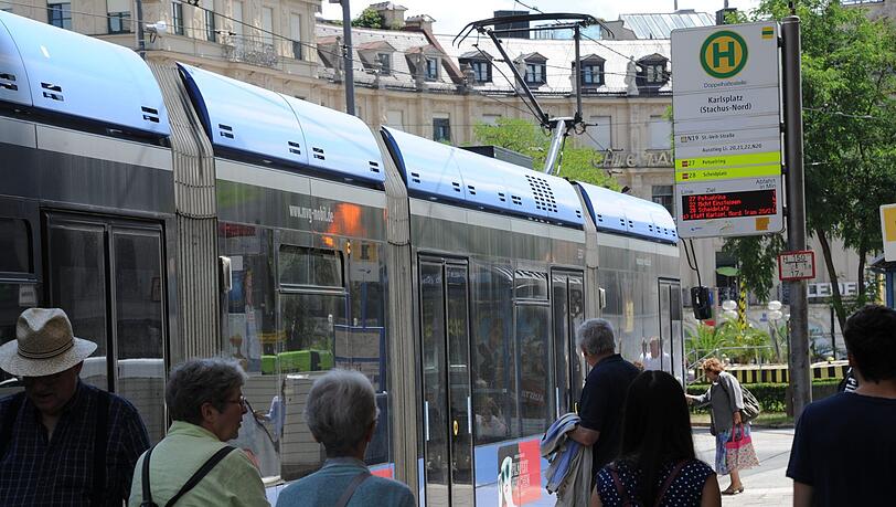Die Fahrt mit der Straßenbahn ist bei der momentanen Hitze kein Vergnügen. Die Fahrt mit der Straßenbahn ist bei der momentanen Hitze kein Vergnügen.