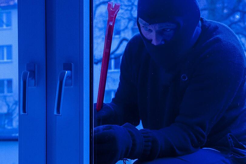 Die Einbrecher kamen durch das Wohnzimmerfenster (Symbolfoto).