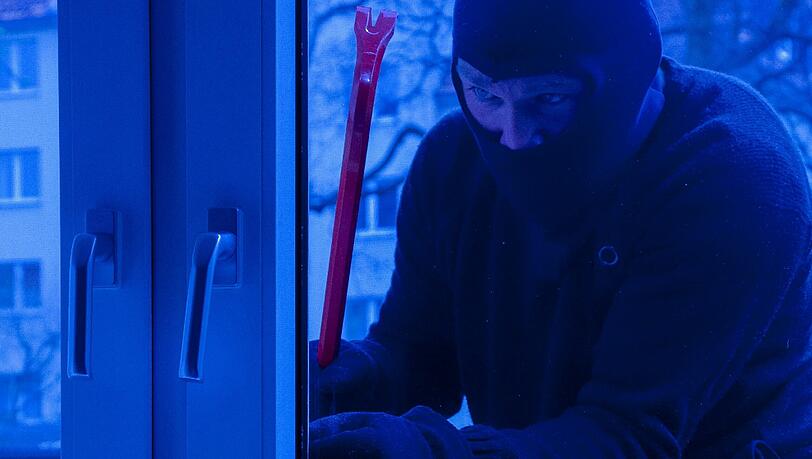 Die Einbrecher kamen durch das Wohnzimmerfenster (Symbolfoto). Die Einbrecher kamen durch das Wohnzimmerfenster (Symbolfoto).