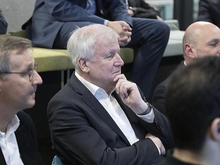 Bundesinnenminister Horst Seehofer (CSU, M) trifft bei seinem Besuch im Digitalisierungslabor der "Fabrik" in Berlin Mitarbeiter.