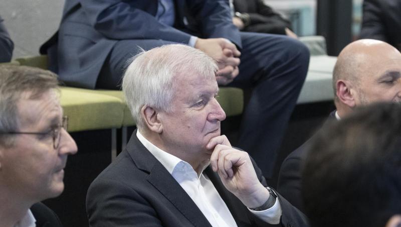 Bundesinnenminister Horst Seehofer (CSU, M) trifft bei seinem Besuch im Digitalisierungslabor der "Fabrik" in Berlin Mitarbeiter. Bundesinnenminister Horst Seehofer (CSU, M) trifft bei seinem Besuch im Digitalisierungslabor der "Fabrik" in Berlin Mitarbeiter.