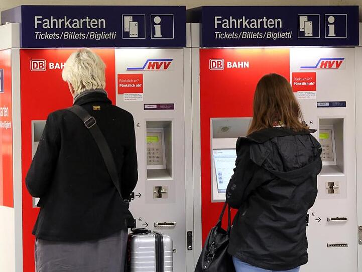 Reisende am Fahrkartenautomat: Die Bahn will die Mehrwertsteuer-Senkung an die Kunden weitergeben. Allerdings muss das entsprechende Gesetz noch im Vermittlungsausschuss von Bundestag und Bundesrat weiter beraten werden.