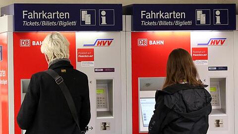 Reisende am Fahrkartenautomat: Die Bahn will die Mehrwertsteuer-Senkung an die Kunden weitergeben. Allerdings muss das entsprechende Gesetz noch im Vermittlungsausschuss von Bundestag und Bundesrat weiter beraten werden.