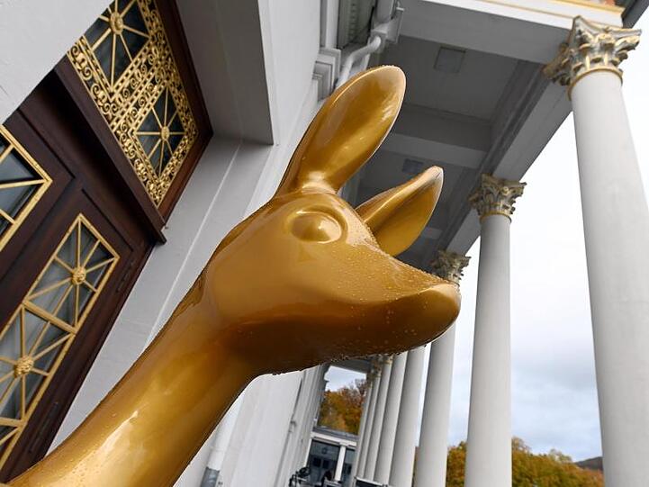 Baden-Baden ist mit Bambis gepflastert. Auch vor dem Kurhaus hat das goldene Rehkitz ein Plätzchen gefunden.