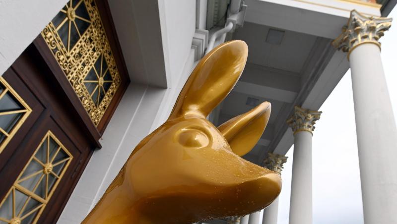 Baden-Baden ist mit Bambis gepflastert. Auch vor dem Kurhaus hat das goldene Rehkitz ein Plätzchen gefunden.