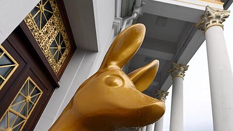Baden-Baden ist mit Bambis gepflastert. Auch vor dem Kurhaus hat das goldene Rehkitz ein Plätzchen gefunden.