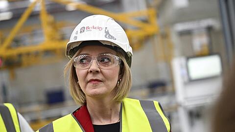 Liz Truss am Donnerstag beim Besuch eines Fertighausherstellers.