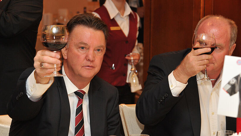 Louis van Gaal und Uli Hoeneß trinken Rotwein in Cluj 2010.