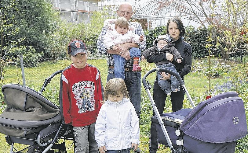 Schlimmes Erlebnis: Marcel (8) und Anja (3) standen in der Tram, ihre Eltern Lena und Frank Caly mussten mit Colette (1) und James (2 Monate) draußen bleiben.