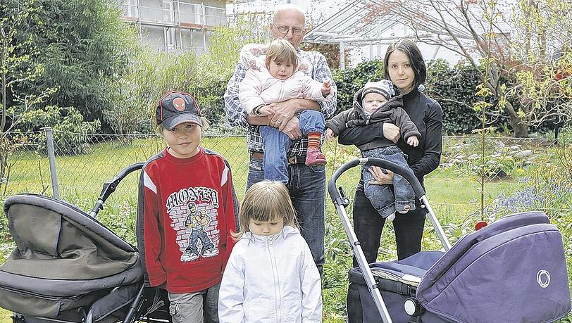 Schlimmes Erlebnis: Marcel (8) und Anja (3) standen in der Tram, ihre Eltern Lena und Frank Caly mussten mit Colette (1) und James (2 Monate) draußen bleiben. Schlimmes Erlebnis: Marcel (8) und Anja (3) standen in der Tram, ihre Eltern Lena und Frank Caly mussten mit Colette (1) und James (2 Monate) draußen bleiben.