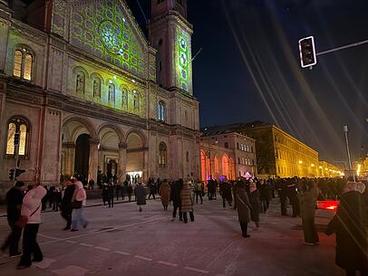 Projektionen auf Geb&auml;uden sollten f&uuml;r gute Stimmung sorgen.