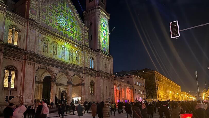 Projektionen auf Gebäuden sollten für gute Stimmung sorgen. Projektionen auf Gebäuden sollten für gute Stimmung sorgen.
