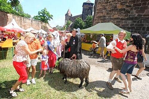 Flotte Walzer um Schaf Luna: Martina (65) und Horst Lachner (71, li.) aus Österreich gewannen beim Betzentanz ein 10-Liter Fass Bier.