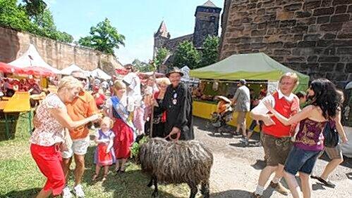 Flotte Walzer um Schaf Luna: Martina (65) und Horst Lachner (71, li.) aus Österreich gewannen beim Betzentanz ein 10-Liter Fass Bier. Flotte Walzer um Schaf Luna: Martina (65) und Horst Lachner (71, li.) aus Österreich gewannen beim Betzentanz ein 10-Liter Fass Bier.