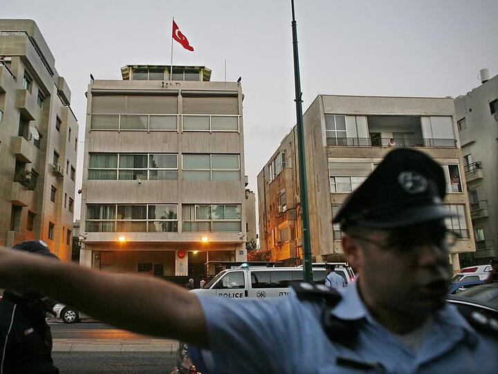 Ein israelischer Polizist vor der türkischen Botschaft in Tel Aviv.